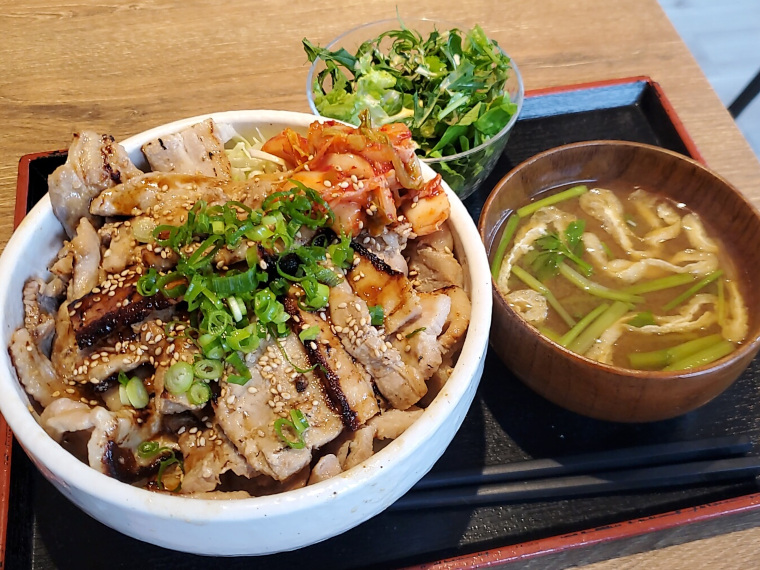 「漢の炙り豚バラカルビ丼」（900円）にお肉200g（500円）を追加