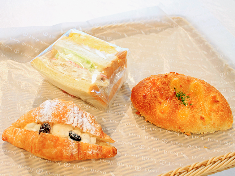 写真奥の「たまご＆カニ風味レンコンサンド」（520円）はシャキシャキのレンコンの食感が楽しめる