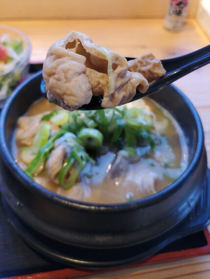 丁寧に下茹でされたモツの雑味の無い旨味