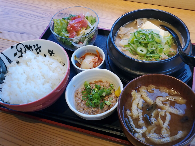 暑い日に冷房の効いた店内で、アツアツの煮込み。納豆をリッチに追加