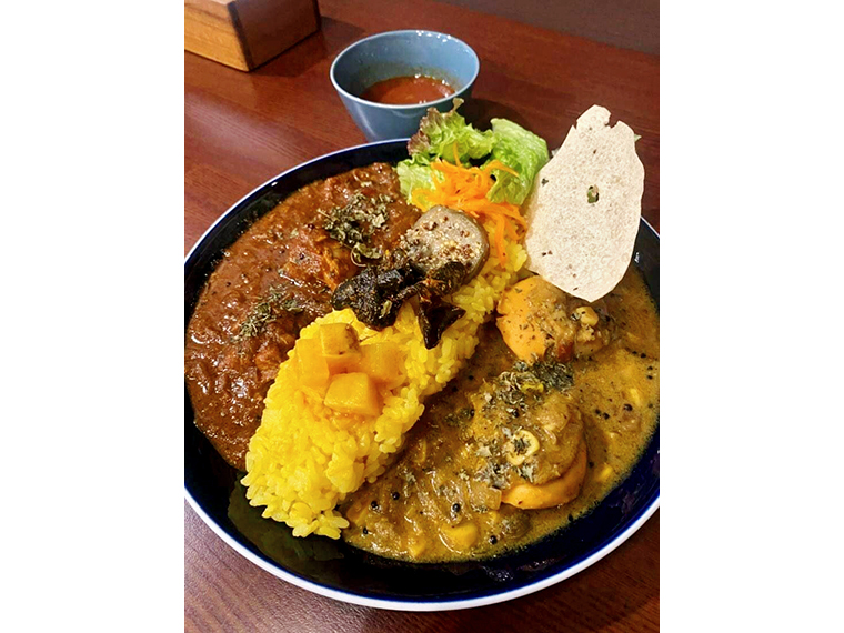 「スパイシーチキンカレー」と「海老マサラ」の2種あいがけ（1,500円）。組み合わせはお好みで自由に選べる