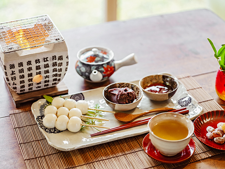 「信夫山七輪焼きだんごセット」は、3種類のお茶から好みのものを選べる