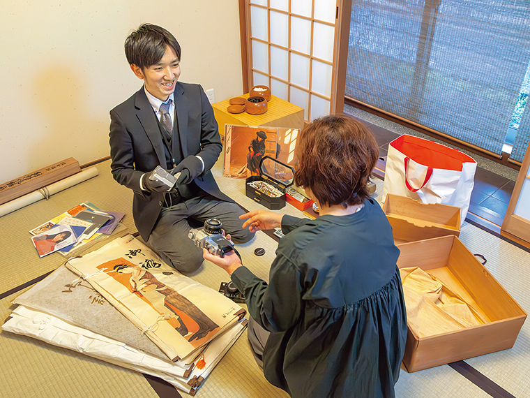 重くて運べない品物や、家の整理で出た大量の不要品は､ 電話予約で出張買取を。猛暑で外出しづらい時にも便利。写真は西道路店・森田店長