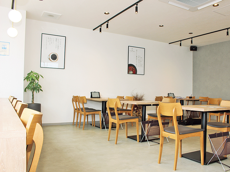 窓際にカウンター席を備えるゆったりとした店内。一人で訪れる時も、グループでの食事でも心地良く過ごせる。店内奥には、最大10名まで対応する予約優先の個室も