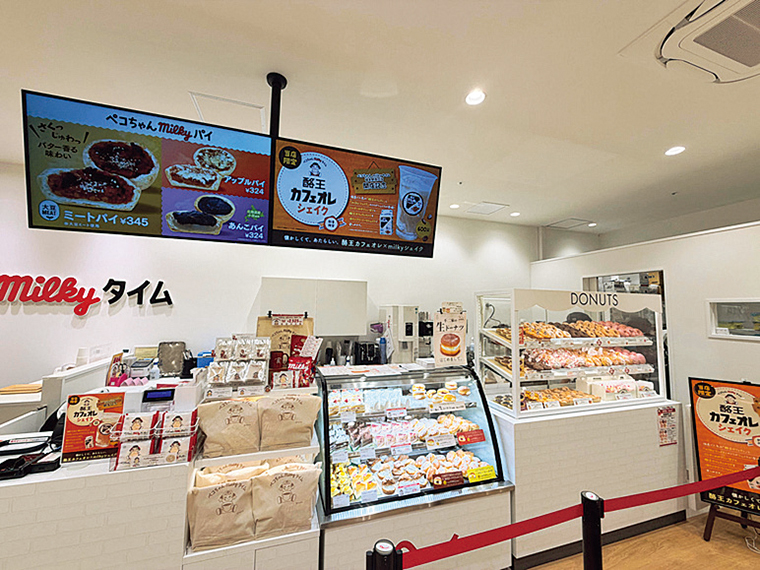 白を基調とした店舗内観