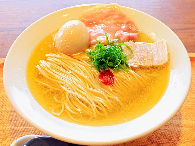おすすめの「味玉ソルト」（1,130円）。チャーシューは調理法が異なる2種類を使用している