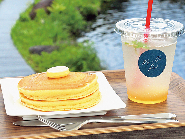 「ホットケーキ」（600円）と、はちみつの優しい甘さが口の中に広がる「ジンジャーレモネード｣（600円）