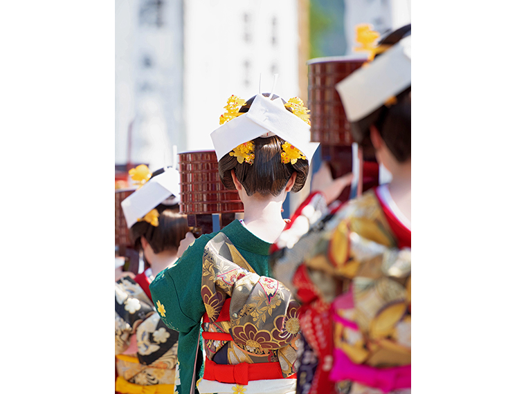 7月23日（木）に行われる神様へのお供え物を運ぶ「七行器行列」。艶やかな花嫁衣装をまとった女性たちが参加し、見物客でにぎわう
