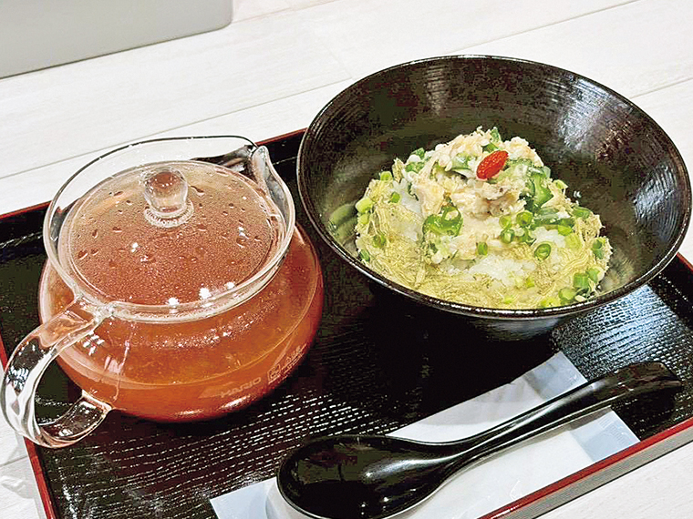夏限定の「トマト茶漬け」（990円）。トマトの特製出汁は、あっさりとした味わいで食べやすい