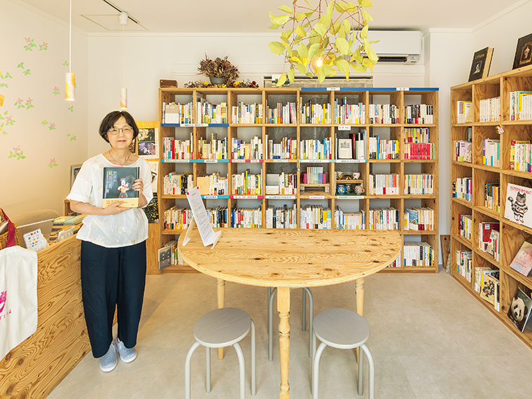 店名は庭の木から。「本を通じて何かと何かがつながって生まれたり、育ったりしていくのを応援したり見守ったりしていきたい」と店主の荒木さん