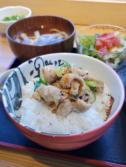 ライスに乗せて七味をかければ、あとは頬張るだけ！