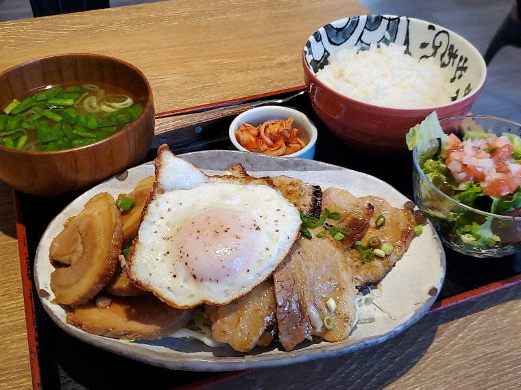 平日なのに「休日よくばり定食」（1,300円）。目玉焼きトッピングでほぼ休日仕様
