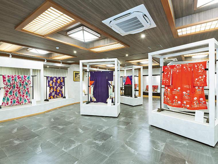3階では2026年9月7日（月）まで企画展「かぶきもの～歌舞伎にまつわるきもの展～」を開催。2階の展示室では、大正時代から昭和初期にかけて女性の間で流行した「銘仙」の名作を中心に、華やかな振袖やおしゃれ着などを展示している