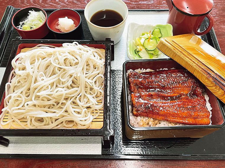 手打ち蕎麦と、うなぎ半身をのせたミニうな重のセット（2,650円）。ゴルフプレーの方は、昼食1,100円分サービス