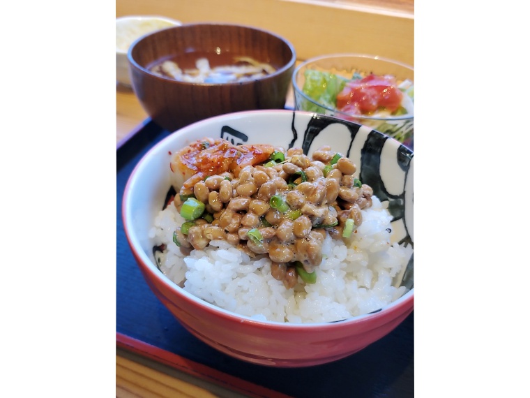 納豆にキムチも乗せて発酵相乗効果！
