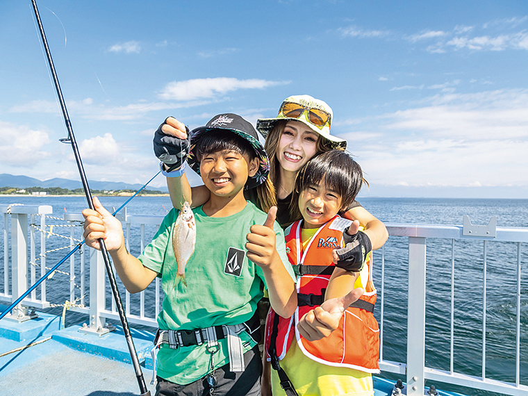 季節ごとに様々な魚が狙える人気スポット。レンタル用品もあり、手ぶらで海釣りを体験！