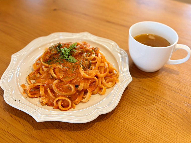 「CALMセット」のメインに選べる「ボロネーゼ」（単品1,200円）。プラス300円でスープを付けることができる
