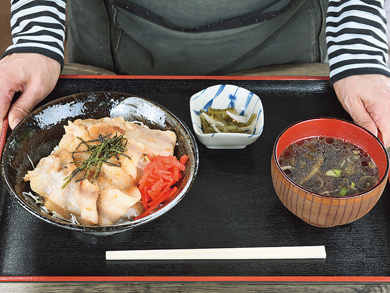 「山人家特製豚丼」（900円）。ガッツリ食べたい人は肉2倍の「豚肉増し丼」（1,030円）がおすすめ