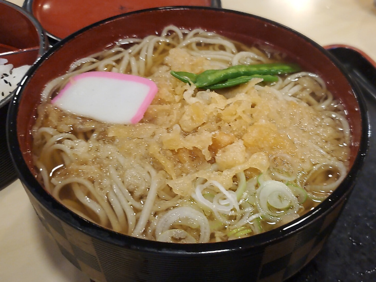 赤いかまぼこ、緑のさやいんげんは色味だけじゃなく、よい食感のアクセント