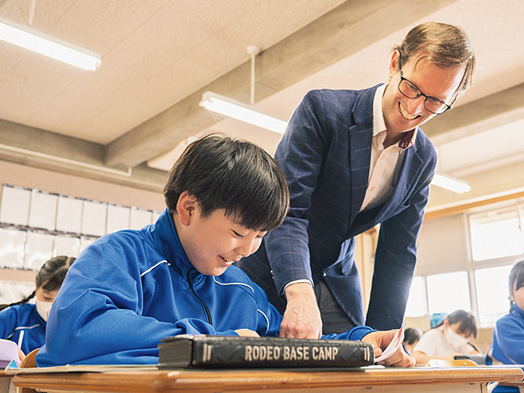 小学1年生から週2時間の英語教育を取り入れており、一生使える英語力の基礎とコミュニケーション力を育てる。英検をはじめ、漢検や数検などの資格取得もしっかりサポート