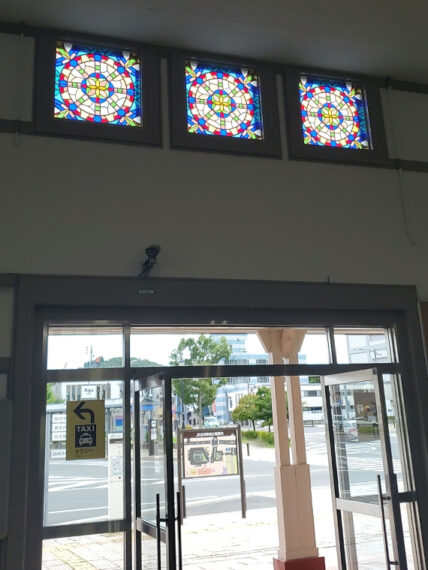大正ロマン漂う駅舎のステンドグラス