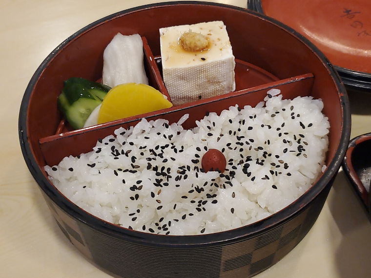 出汁の効いたつゆには、冷や奴と漬け物、ご飯がベスト