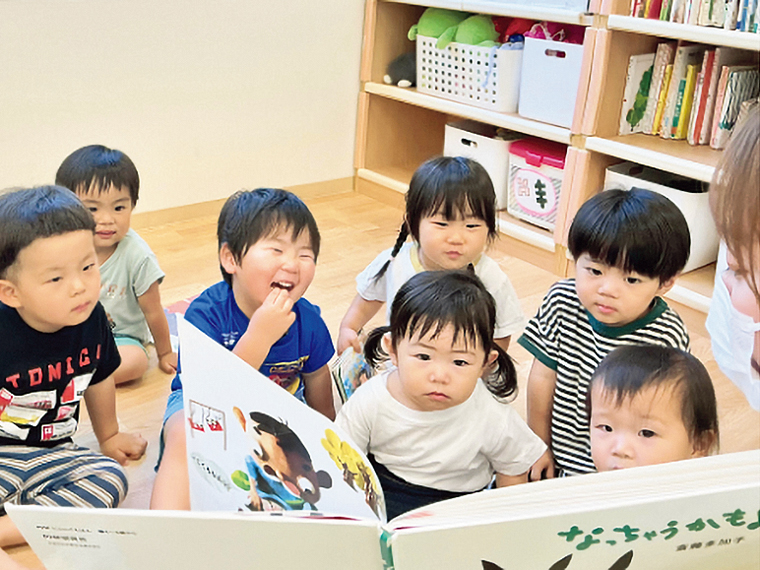 元気いっぱいの笑顔があふれているアットホームな保育環境。1人ひとりに合わせたきめ細かい保育で、保護者と成長を喜び合えている