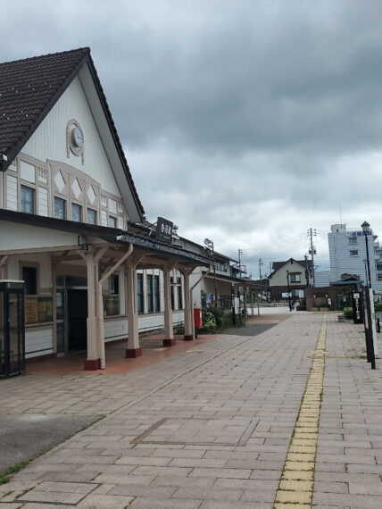 城下町の雰囲気漂うJR白河駅を出たら左へ