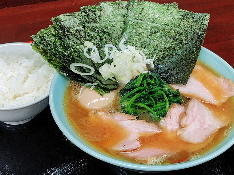全種類のトッピングがのった「お得ラーメン」（1,100円）