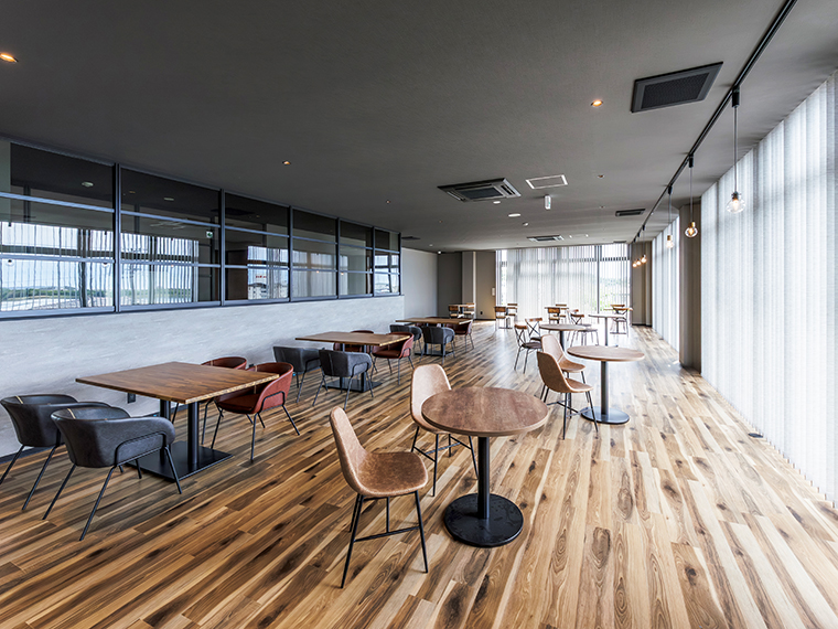 建物1階のカフェ「01/Sip」店内。テラス席もあり、松川浦を眺めながら軽食やドリンクを楽しめる