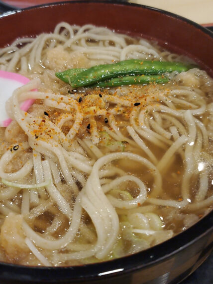 提灯を透かした灯火にも似た美しいつゆに七味を数振り