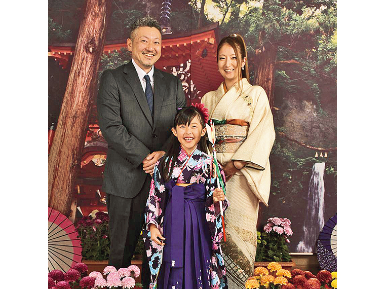 記念撮影は子ども本人だけでなく、家族みんなで一緒に写るのもOK！写真データはその場でCD-Rにしてプレゼント！