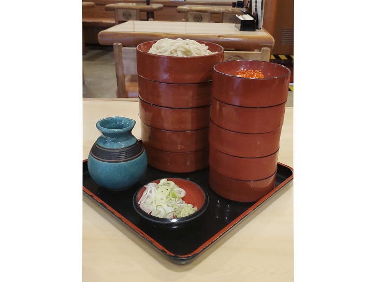 そばと具材のツインタワー。「割子そば」は1,300円