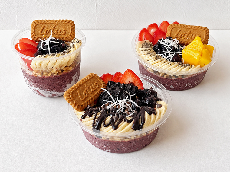 写真手前が「アサイーボウルチョコ」（1,500円）、奥は「アサイーボウルミニ」（1,100円）、「アサイーボウル オリジナル」（1,400円）