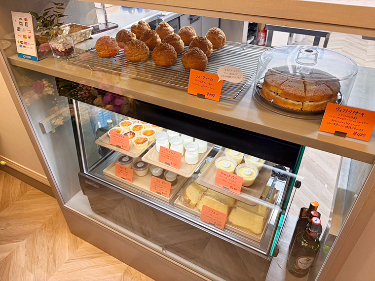 ショーケースには「バスクチーズケーキ」（300円）や「パンナコッタ」（200円）が並ぶ
