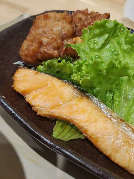 とり唐も焼き鮭と主役級のおかずたち