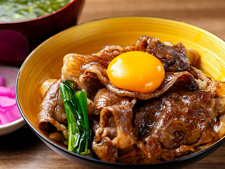 さくらの森食堂で提供する「石川はちみつ牛 贅沢すき焼丼」（2,695円）は、肩ロース1枚を贅沢に使用