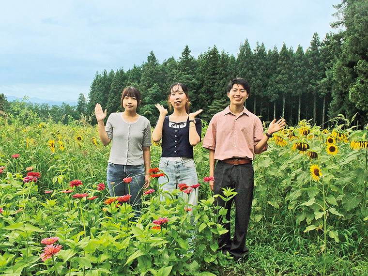 「地面に傘が鏡のように映り込み、頭上から足元まで魅力的な景色が広がっていました！」by.風香　「草花が色とりどりに咲き誇っていて、とても幻想的で癒やされる空間でした！」by.優　「写真映えするスポットが目白押し。思い出に残る特別な1枚を撮りに行きませんか？」by.尊