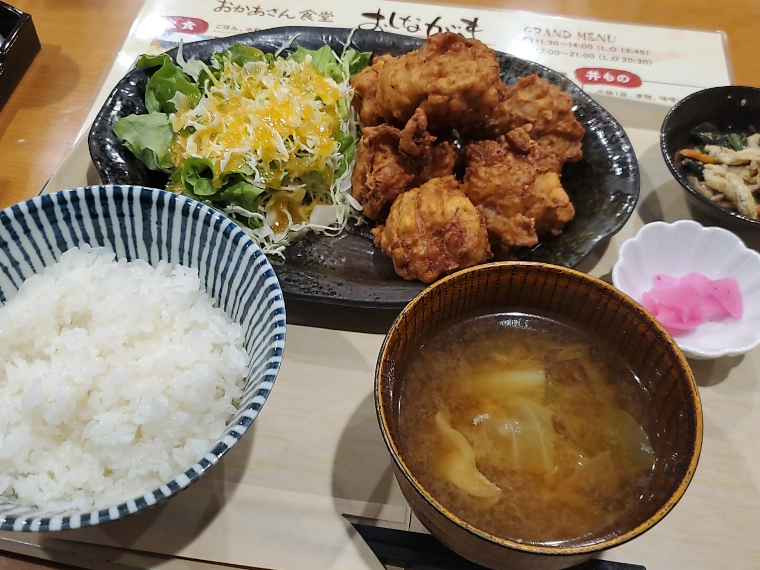 とり唐騎馬戦！ザク唐5つの食べ応え。「とり唐定食」（1,180円）