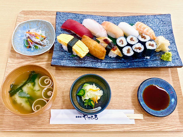「すしランチ」は握り8貫と巻物1本、小鉢、お新香、味噌汁付きで1,200円！