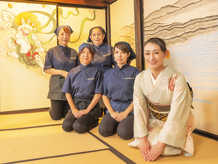 女将の金坂さんをはじめ、スタッフが心を込めたおもてなしをしてくれる。写真は雷神が描かれた襖絵のある個室