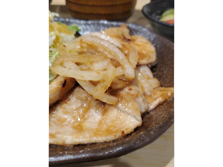 厚めの豚ロースがタレを湛えて食べ応え十分
