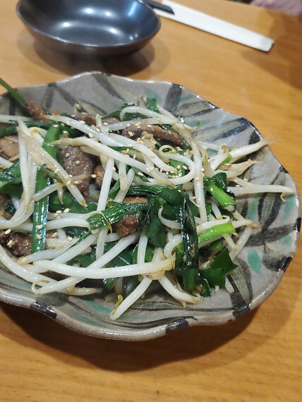 「ニラレバ炒め」（500円）