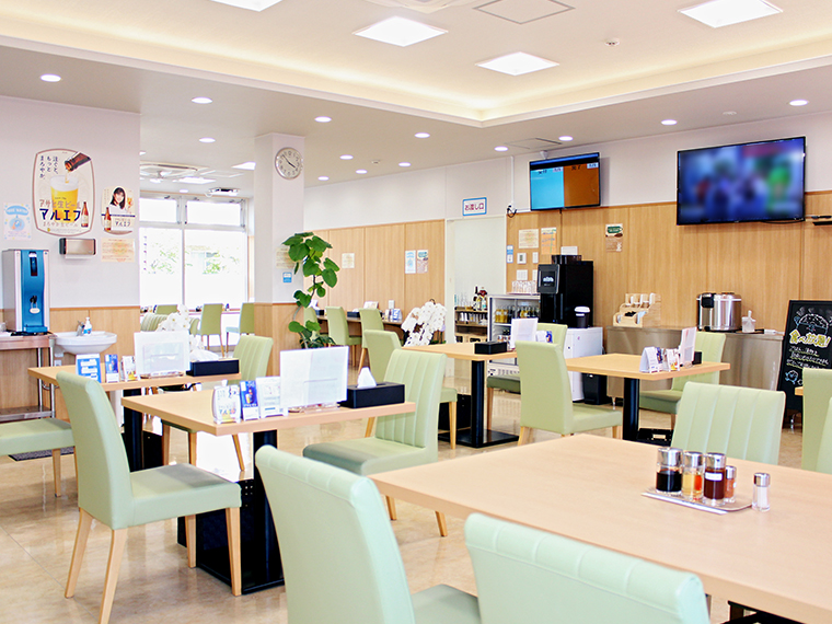 明るく広々とした店内。カウンターとテーブル席をゆったりと配置した開放的な空間