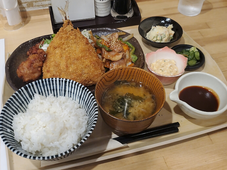 もう一方の「おかあさん定食A」（1,480円）もなかなかの魅力！なかなかの破壊力！