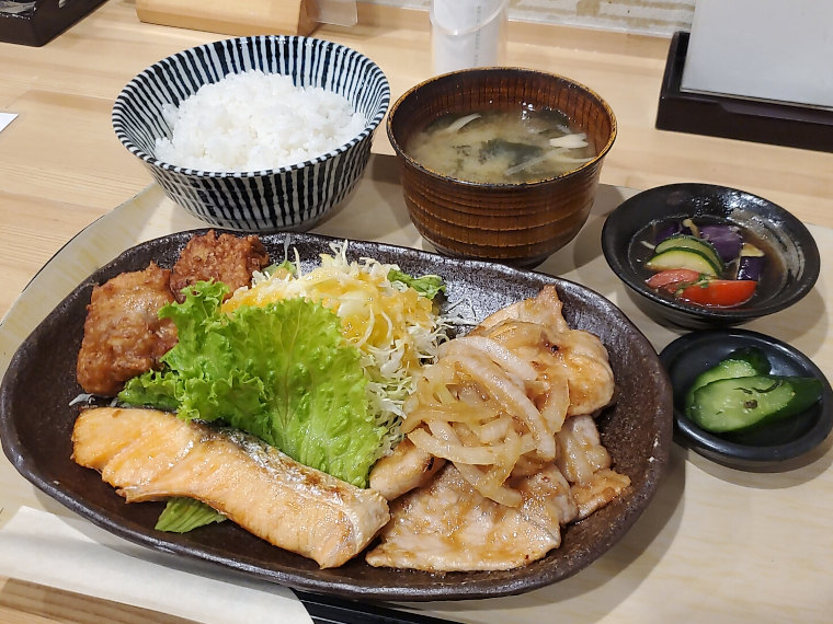 人気ツートップ夢の競演！「おかあさん定食B」（1,380円）