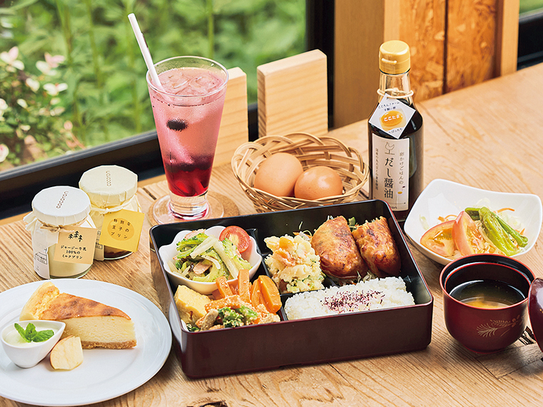 「気まぐれランチ」（990円）は日替わりで野菜中心のヘルシーメニュー。味噌汁、ドリンク、サラダ付き。「チーズケーキ」（418円）、「おかわりたまご」（1個66円）、「たまごプリン」（418円）もぜひ