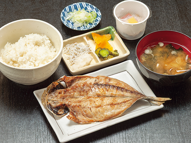 「あじ開き定食（納豆付き）」（750円）※変更になる場合あり【モーニングタイム 6：00～9：30】