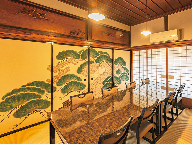 京都の絵師が描いた襖絵の部屋でゆっくり食事を楽しめる