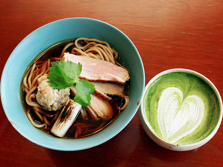 おすすめの「鴨そば」と「抹茶ラテ」。全て単品での提供